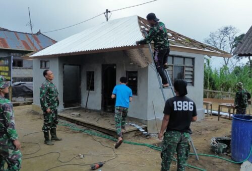 Kebersamaan dalam Rehabilitasi Rumah Ibu Nengah Madri oleh Satgas TMMD