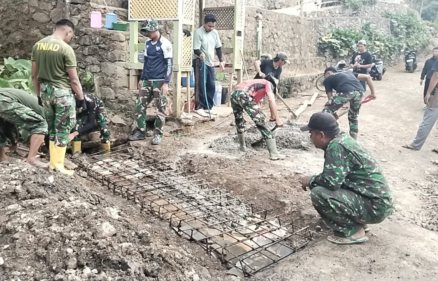 Perbaikan Dekker Titik 1 di Dusun Samaenre oleh Satgas TMMD Ke-129