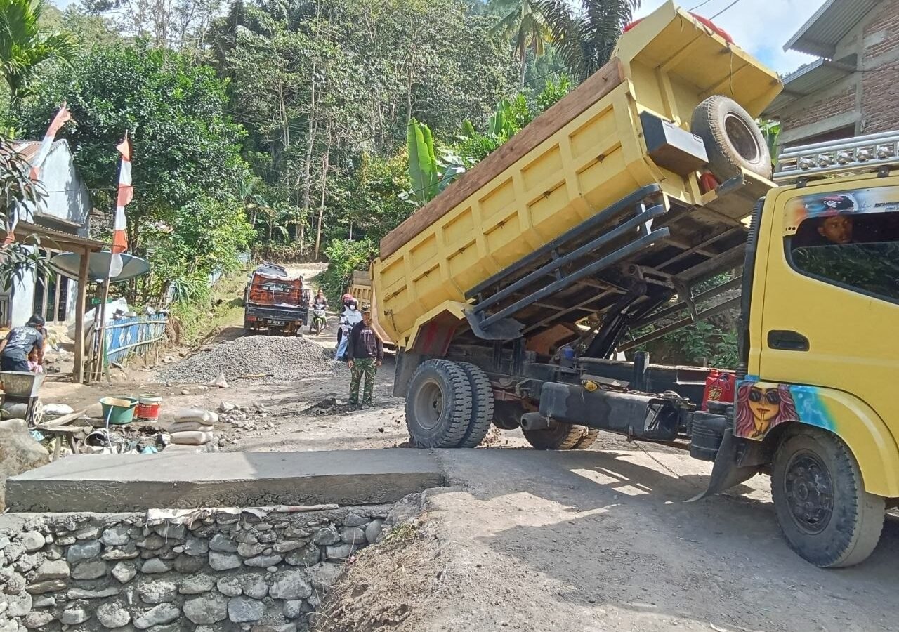 Kerja Sama Masyarakat dan TNI dalam Perbaikan Infrastruktur di Samaenre