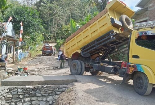 Kerja Sama Masyarakat dan TNI dalam Perbaikan Infrastruktur di Samaenre