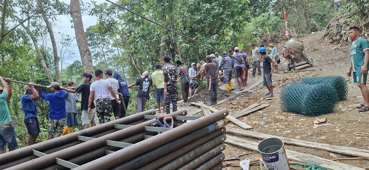 Pengerjaan Jembatan Gantung di Bone Melibatkan Satgas TMMD Ke-129