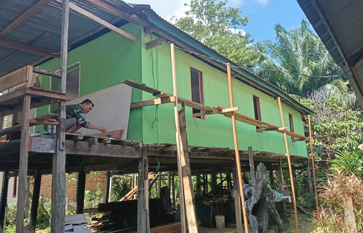Pembangunan Rumah Ibu Erna Berkembang Pesat, Program RTLH TMMD Ke-129 Memberikan Solusi bagi Masyarakat Perbatasan