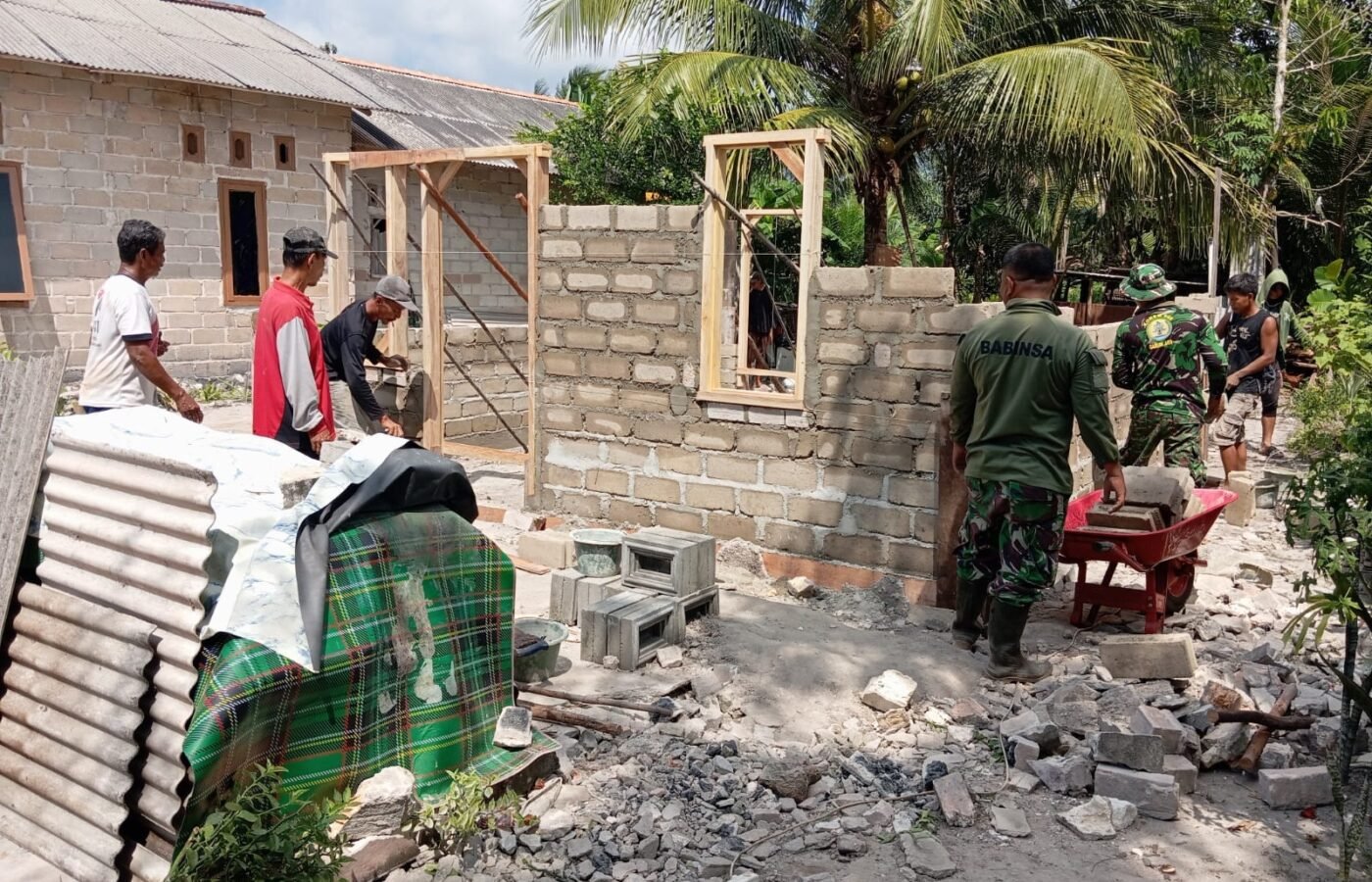 Kerja Sama Satgas TMMD ke-129 Kodim 0413/Bangka dan Masyarakat dalam Renovasi Rumah Iwan di Deniang