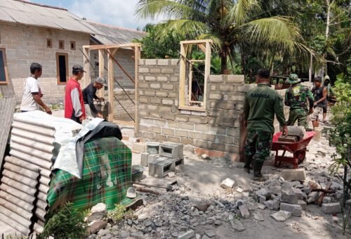 Kerja Sama Satgas TMMD ke-129 Kodim 0413/Bangka dan Masyarakat dalam Renovasi Rumah Iwan di Deniang