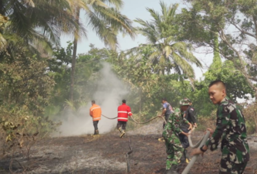 Tanggapi Insiden Kebakaran, Satgas TMMD 129 Tindak Cepat di Pantai Pulau Tiga Bio