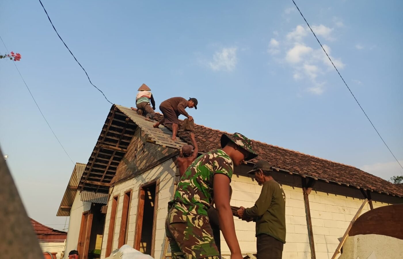 Gotong Royong Pasang Genteng, Satgas TMMD dan Warga Percepat Renovasi Rumah Ibu Kemi