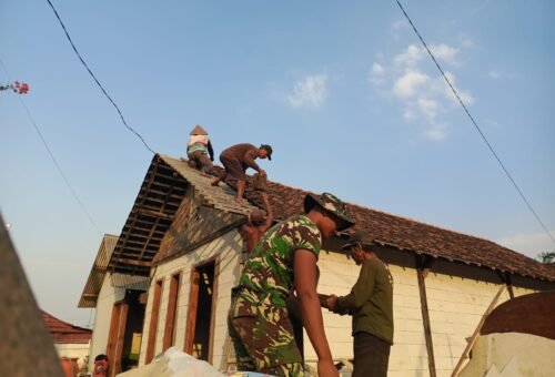 Gotong Royong Pasang Genteng, Satgas TMMD dan Warga Percepat Renovasi Rumah Ibu Kemi