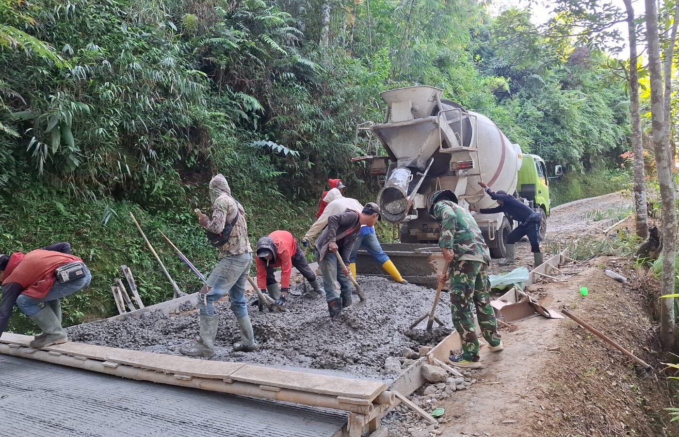 Pemenuhan TPT Selesai, Satgas TMMD Ke-129 Kodim 0608/Cianjur Percepat Proyek Beton Jalan
