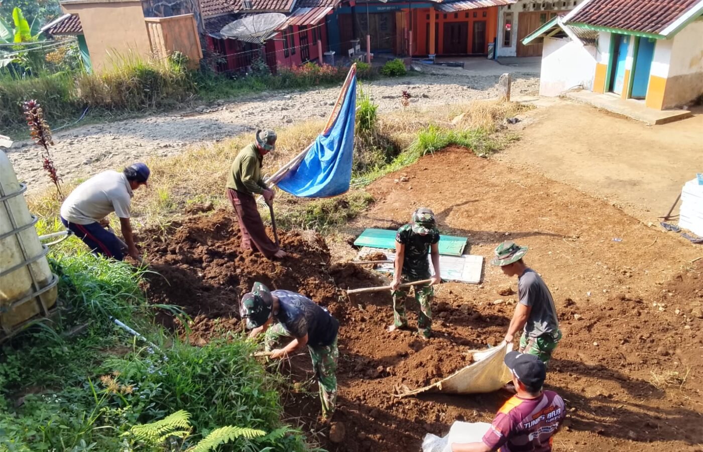 Kedekatan antara Satgas dan Masyarakat Mempercepat Proyek MCK TMMD Ke-129