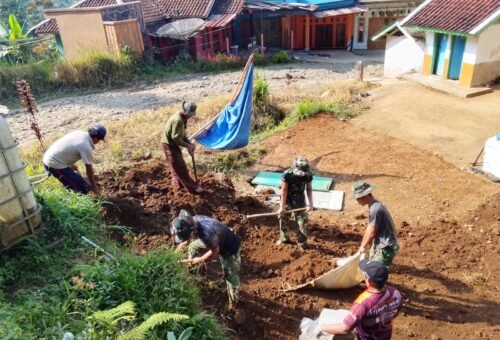 Kedekatan antara Satgas dan Masyarakat Mempercepat Proyek MCK TMMD Ke-129