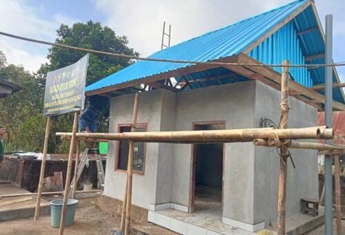 Pemasangan Pelapon RTLH, Satgas TMMD Ke-129 Kodim 1626/Bangli Menuju Penyelesaian