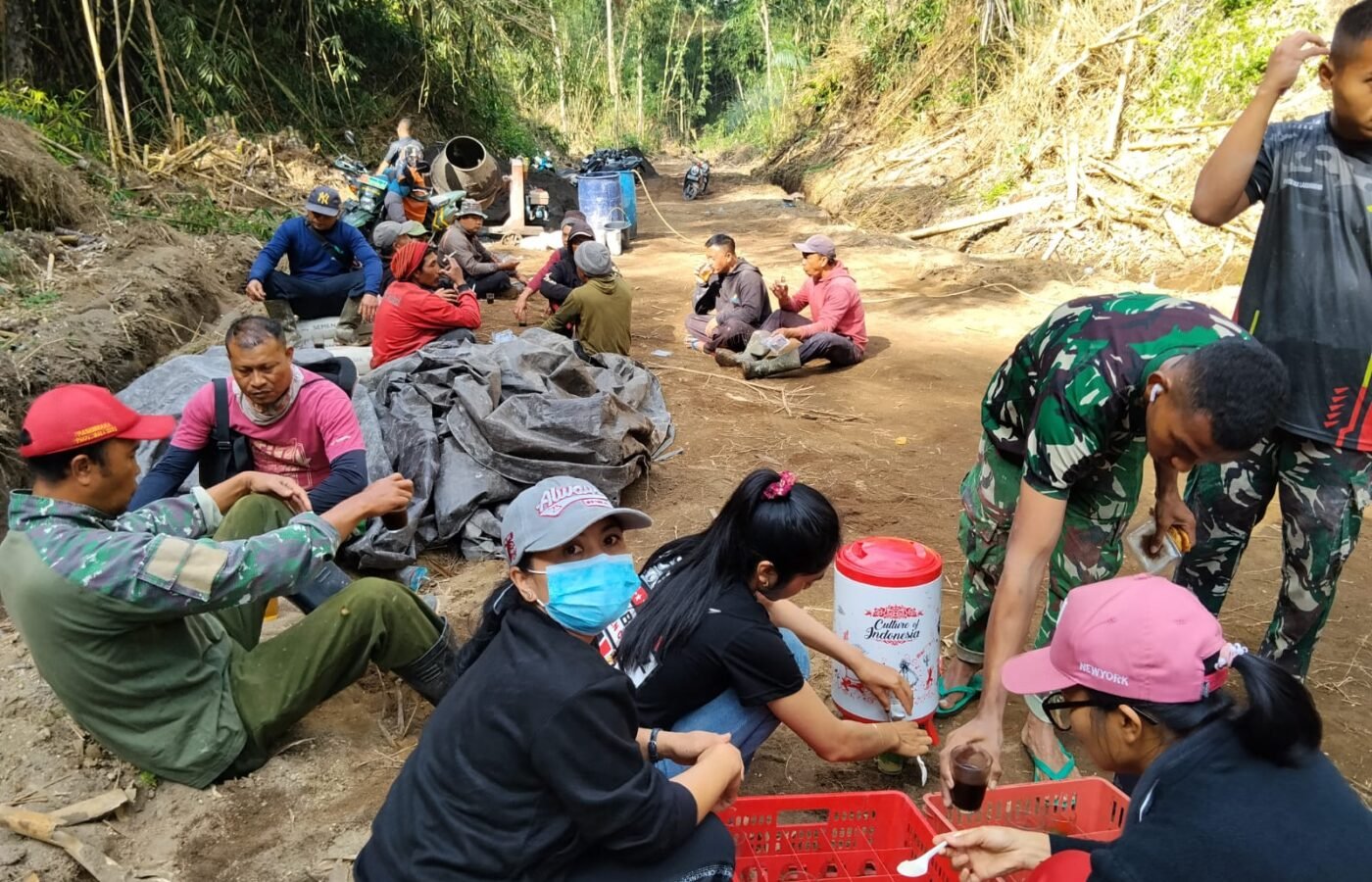 Kopi Hangat Sebagai Penyemangat, Perangkat Desa Sekardadi Berikan Dukungan untuk Satgas TMMD Ke-129