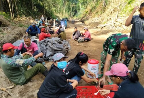 Kopi Hangat Sebagai Penyemangat, Perangkat Desa Sekardadi Berikan Dukungan untuk Satgas TMMD Ke-129