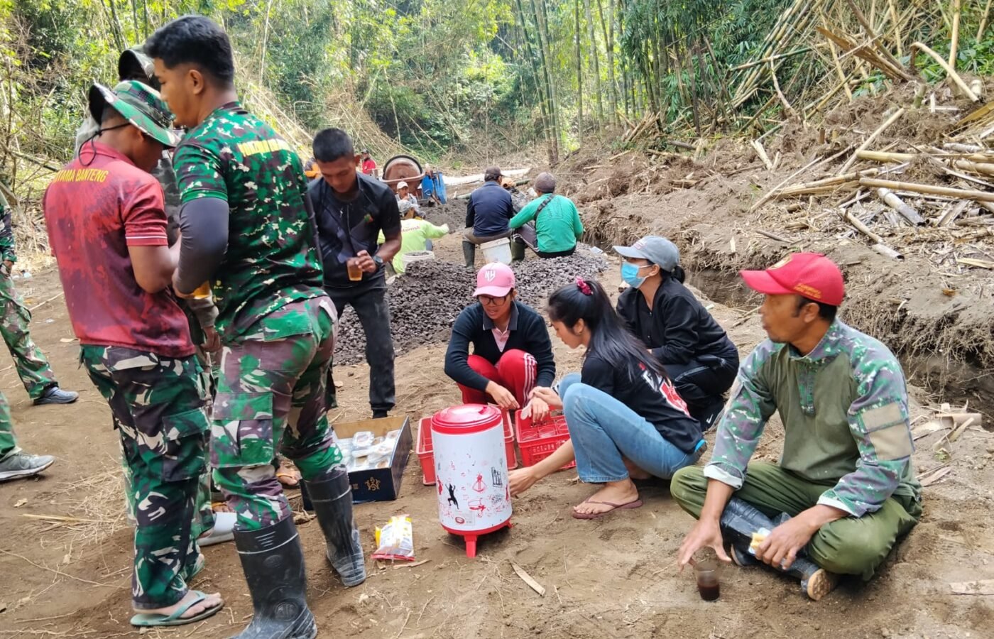 Dukungan Perangkat Desa Sekardadi Memperkuat Semangat Satgas TMMD Ke-129