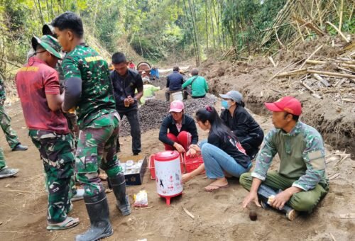 Dukungan Perangkat Desa Sekardadi Memperkuat Semangat Satgas TMMD Ke-129