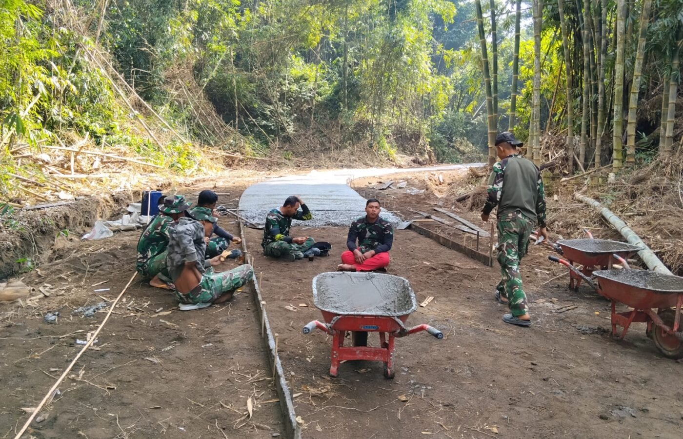 Kopi Hangat Perkuat Kerjasama TNI dan Warga di TMMD Bangli