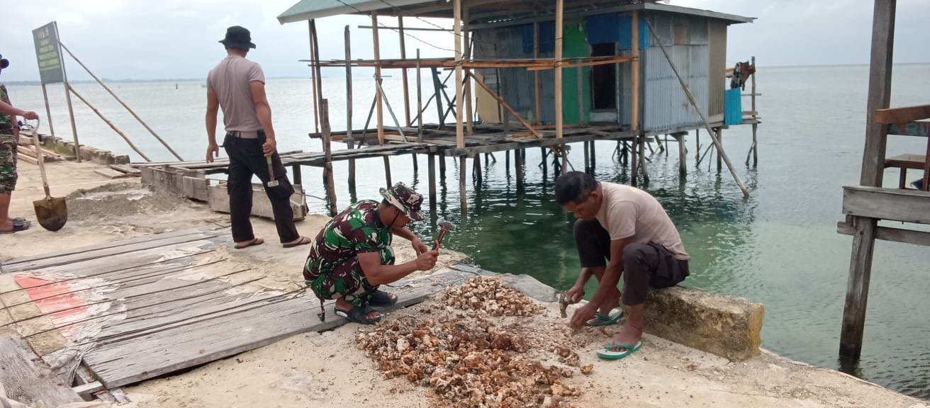 Pemasangan Atap Rumah Ibu Syamsiah di Desa Umbele oleh Satgas TMMD Selesai