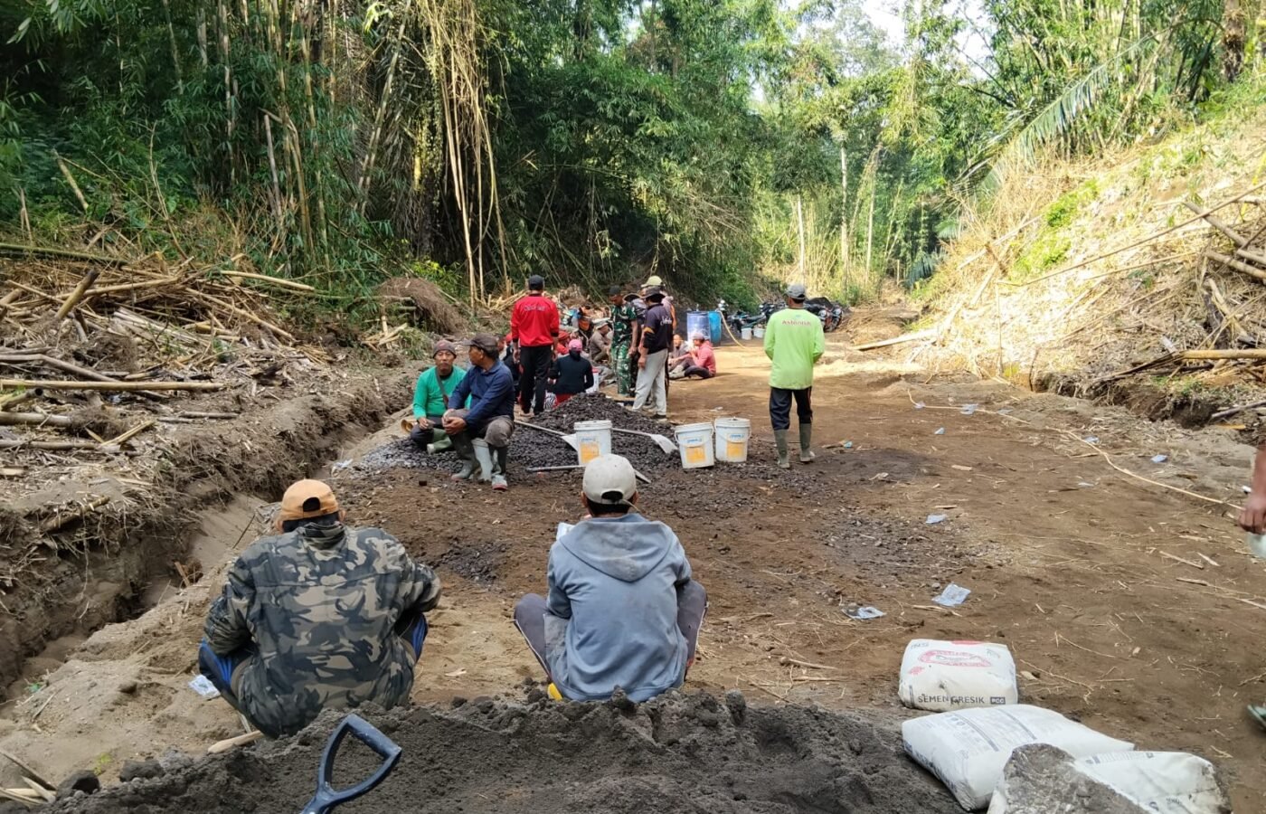 Kebersamaan dalam TMMD, Secangkir Kopi Mempererat TNI dan Masyarakat Desa Sekardadi