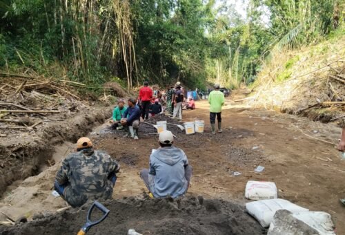 Kebersamaan dalam TMMD, Secangkir Kopi Mempererat TNI dan Masyarakat Desa Sekardadi