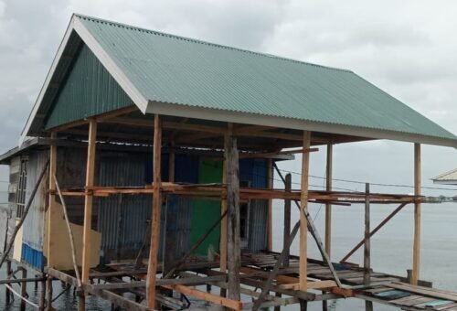 Sinergi TNI, Polri, dan Warga Tingkatkan Renovasi RTLH Ibu Syamsiah di Desa Polewali