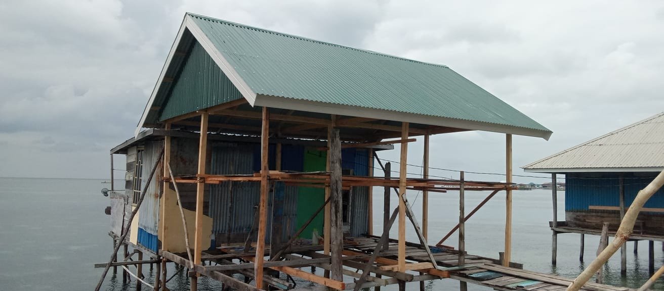 Sinergi TNI, Polri, dan Warga Tingkatkan Renovasi RTLH Ibu Syamsiah di Desa Polewali