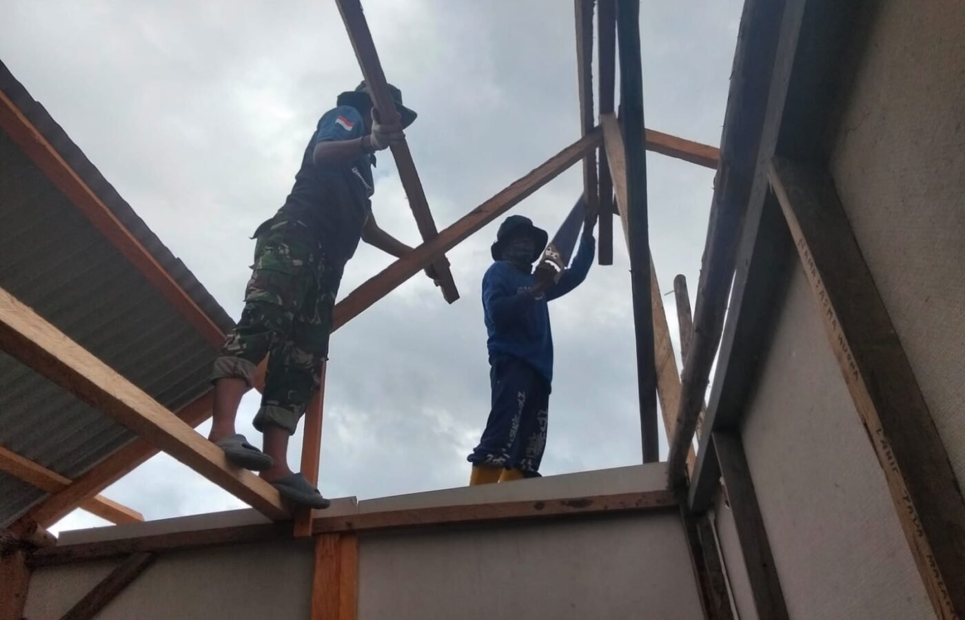 Pemasangan Atap dan Dinding Kalsiboard untuk Renovasi RTLH Bapak Nardianto di Desa Polewali Sedang Berlangsung