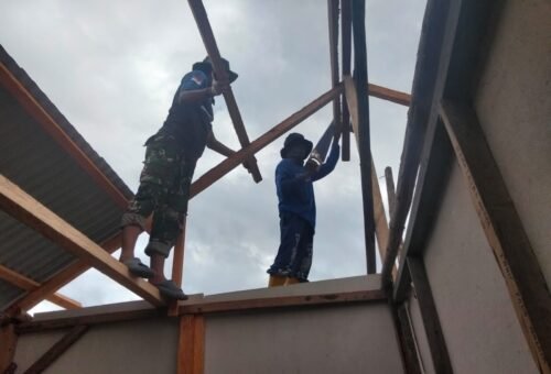Pemasangan Atap dan Dinding Kalsiboard untuk Renovasi RTLH Bapak Nardianto di Desa Polewali Sedang Berlangsung