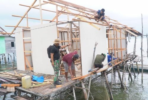Bersinar di Tengah Terik, Tim TMMD Ke-129 Sukses Pemasangan Atap RTLH Bapak Nardianto