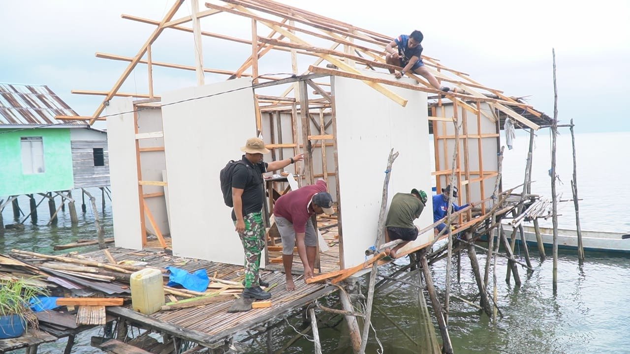 Bersinar di Tengah Terik, Tim TMMD Ke-129 Sukses Pemasangan Atap RTLH Bapak Nardianto