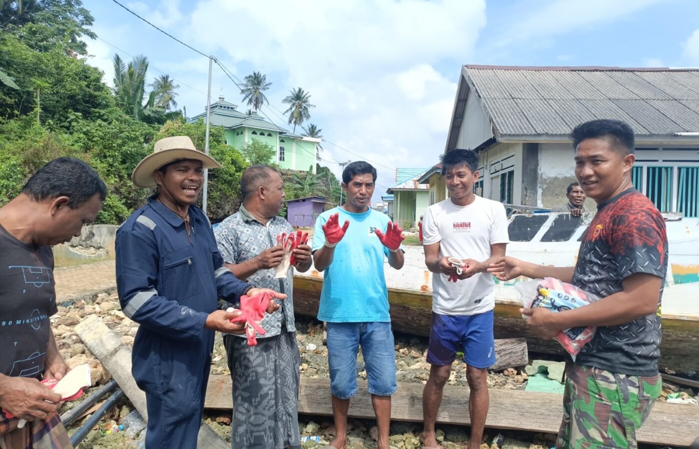 Pentingnya Keselamatan Kerja, Satgas TMMD Distribusikan Sarung Tangan kepada Warga dalam Proyek Betonisasi