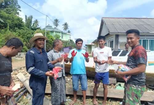 Pentingnya Keselamatan Kerja, Satgas TMMD Distribusikan Sarung Tangan kepada Warga dalam Proyek Betonisasi