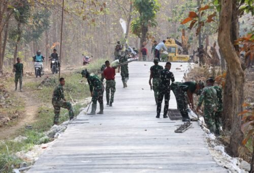 Pembangunan Jalan TMMD 0812/Lamongan, Satgas Segera Pindahkan Bekisting
