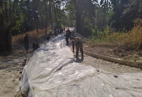 Tahap Penting Dimulai, Satgas TMMD Ke-129 Kodim 0812/Lamongan Pasang Plastik Alas Cor Demi Kualitas Jalan Desa