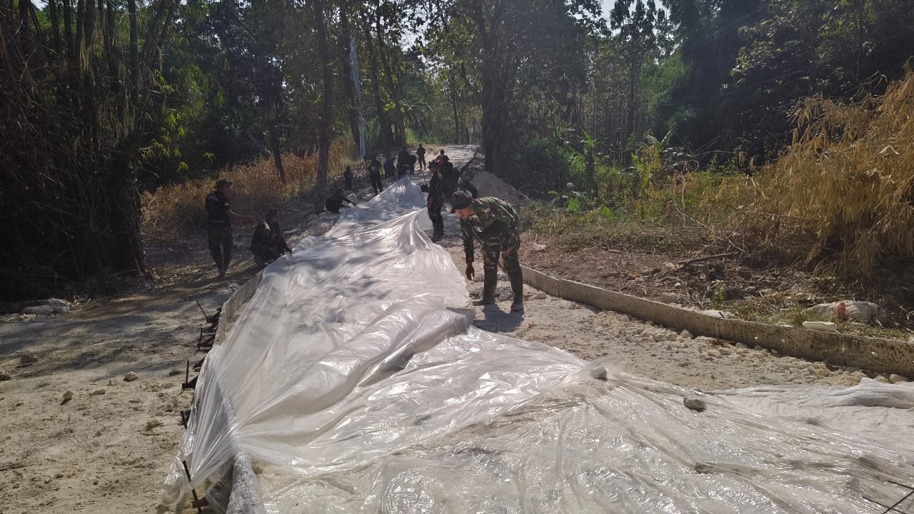 Tahap Penting Dimulai, Satgas TMMD Ke-129 Kodim 0812/Lamongan Pasang Plastik Alas Cor Demi Kualitas Jalan Desa