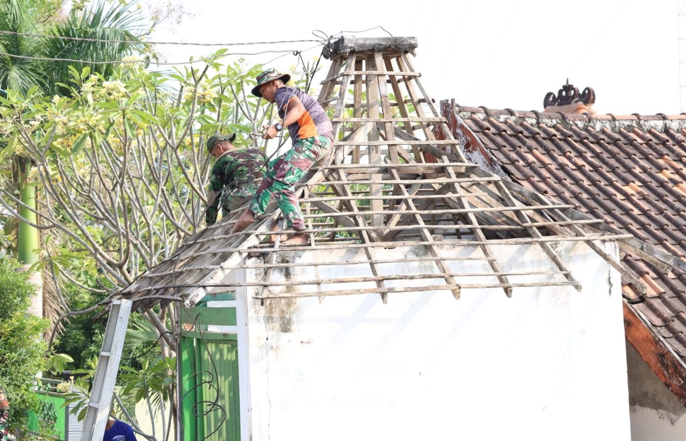 Revitalisasi Pos Kamling: Upaya Satgas TMMD ke-129 dalam Membangun Keamanan Desa Tlemang