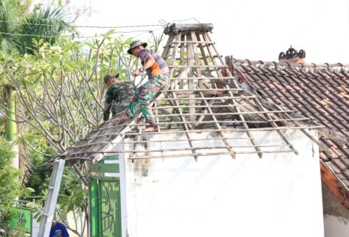 Revitalisasi Pos Kamling: Upaya Satgas TMMD ke-129 dalam Membangun Keamanan Desa Tlemang