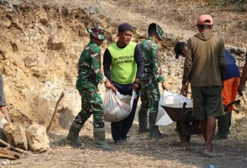 Kompaknya Satgas TMMD 129 dan Warga Tlemang dalam Pembangunan Jalan