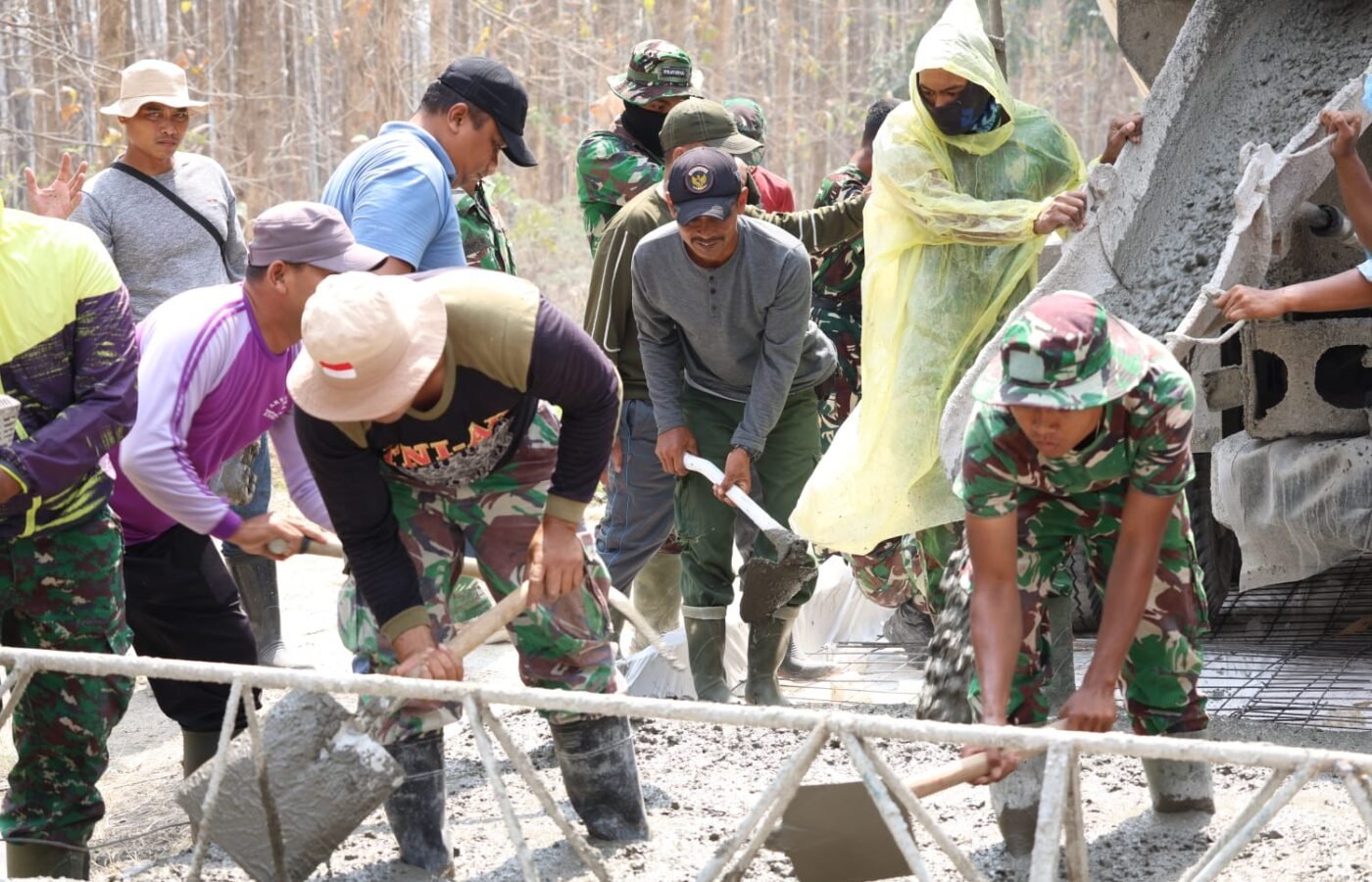 Kekuatan Gotong Royong di Desa Tlemang: TNI dan Masyarakat Bawa TMMD ke-129 Menuju Kesuksesan