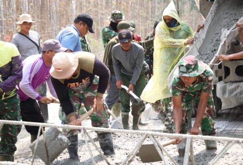 Kekuatan Gotong Royong di Desa Tlemang: TNI dan Masyarakat Bawa TMMD ke-129 Menuju Kesuksesan