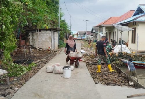 Kebersamaan Warga Dukung Pembangunan Jalan Beton di Desa Polewali