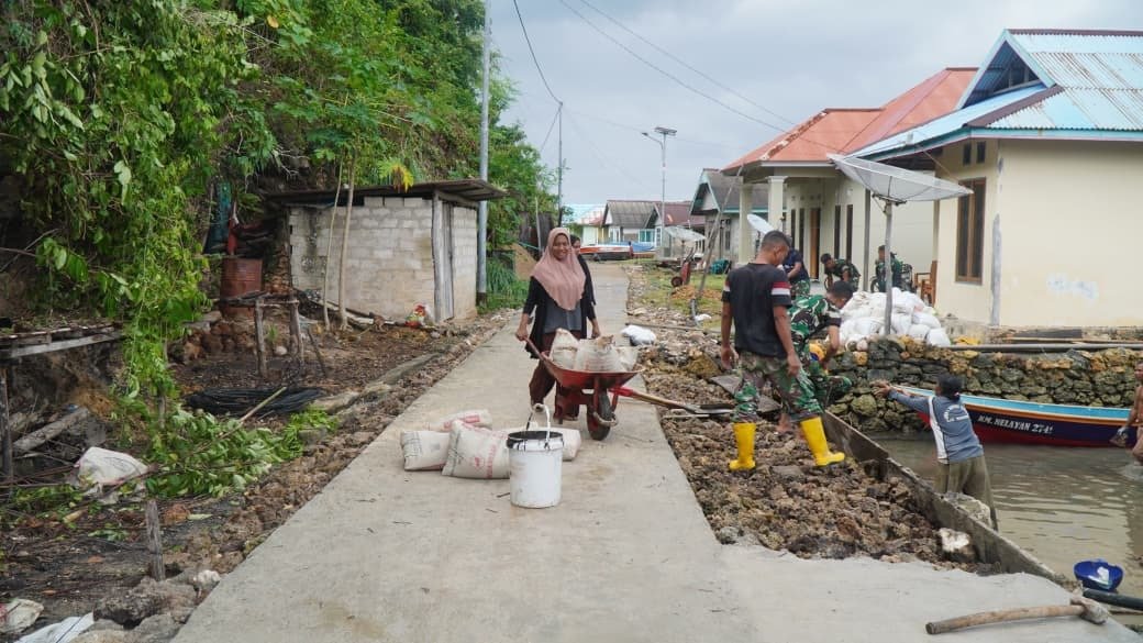Kebersamaan Warga Dukung Pembangunan Jalan Beton di Desa Polewali