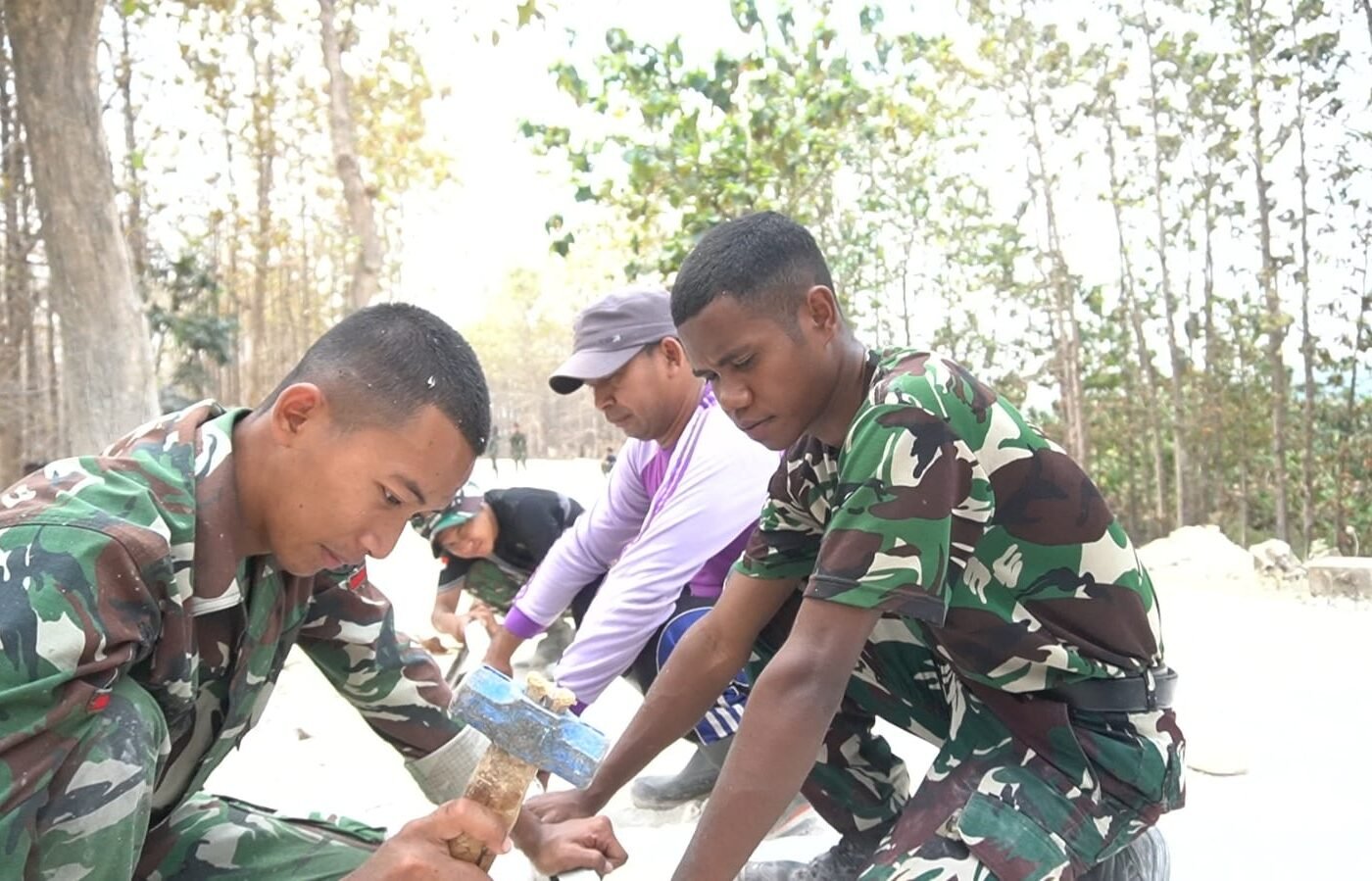 Kerja Sama Masyarakat dan TNI dalam TMMD ke-129, Progres Pembangunan Jalan Rabat Beton Sudah 60%