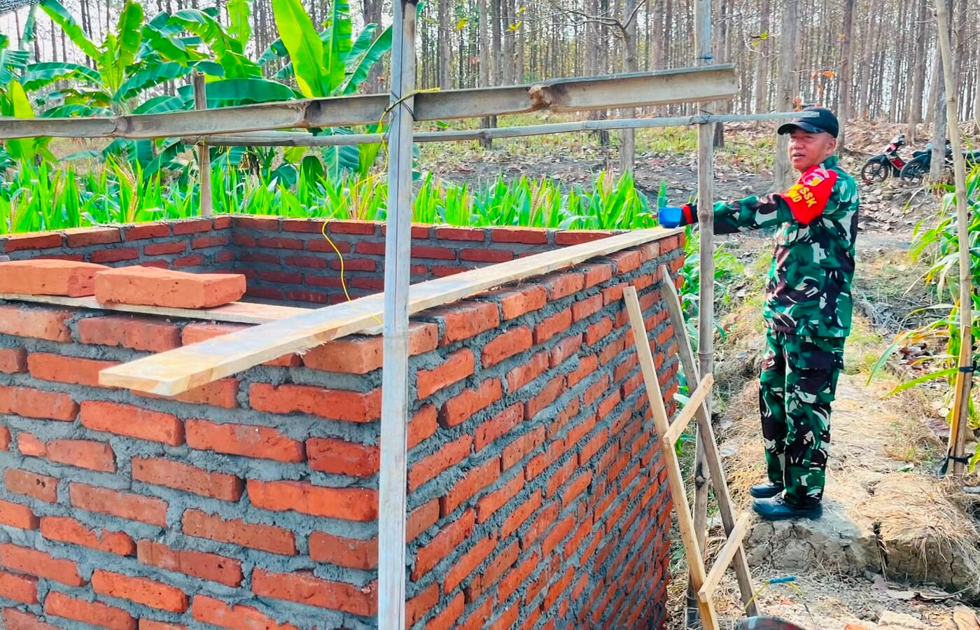 Pembangunan Tandon Air Irigasi oleh Babinsa Tlemang dan TMMD Ke-129 untuk Meningkatkan Ketahanan Pangan