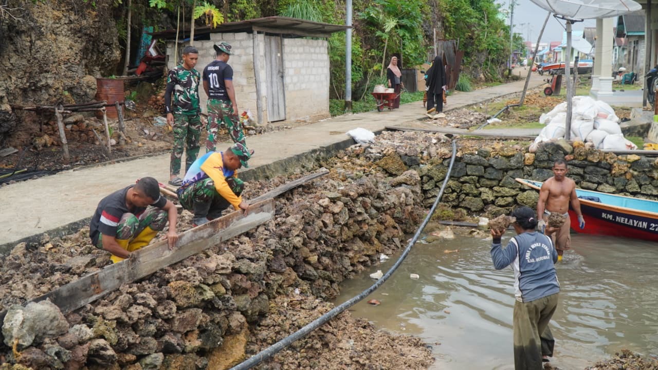 Sinergi TNI dan Masyarakat Terlihat dalam Proyek Rabat Beton di Polewali