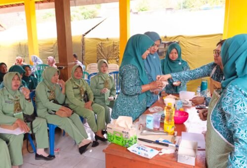Geliat Praktik Olahan Pangan, Persit dan Kader PKK Kecamatan Ngimbang Membuat Dimsum dan Fillet Lele di Balai Desa Tlemang