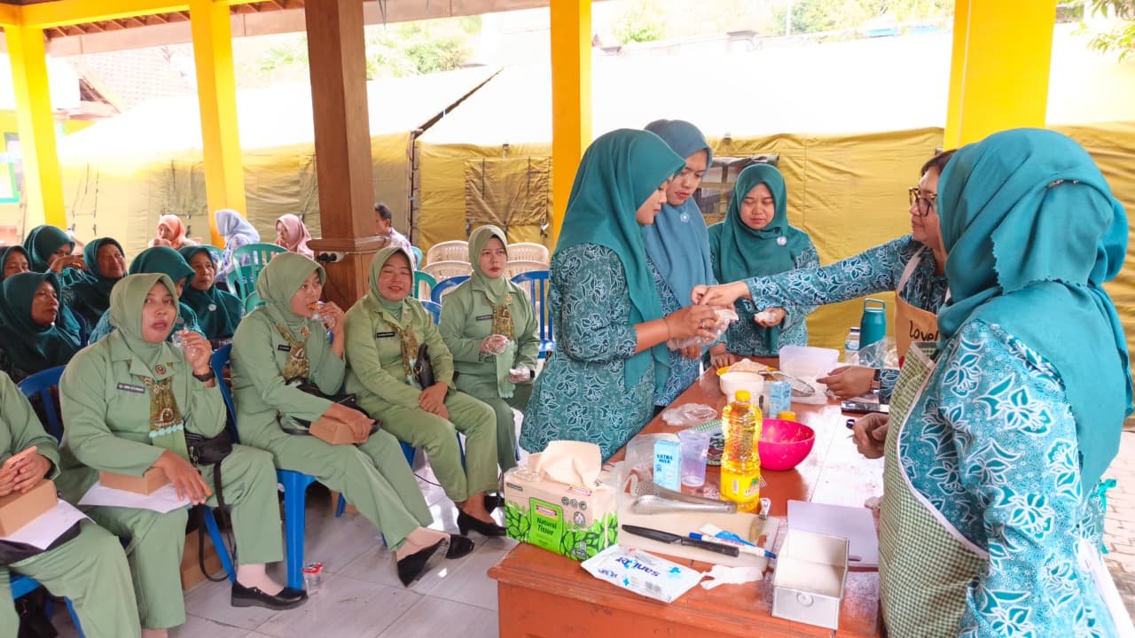 Geliat Praktik Olahan Pangan, Persit dan Kader PKK Kecamatan Ngimbang Membuat Dimsum dan Fillet Lele di Balai Desa Tlemang