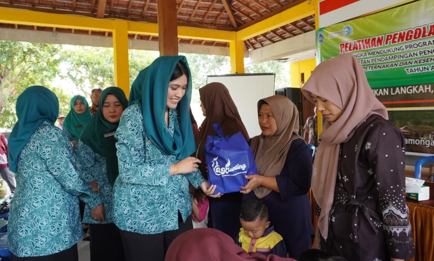Upaya Bersama Cegah Stunting, Persit KCK Dim 0812 Bersinergi dengan PKK Salurkan Paket Gizi di Desa Tlemang