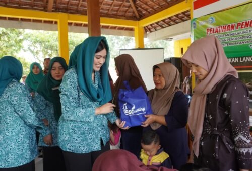 Upaya Bersama Cegah Stunting, Persit KCK Dim 0812 Bersinergi dengan PKK Salurkan Paket Gizi di Desa Tlemang
