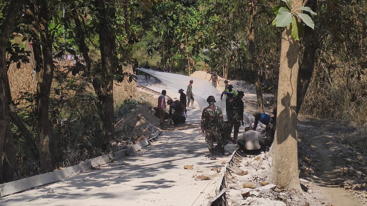 Gotong Royong Jadi Kekuatan, Satgas TMMD dan Warga Kompak Siapkan Pengecoran Jalan Desa Tlemang