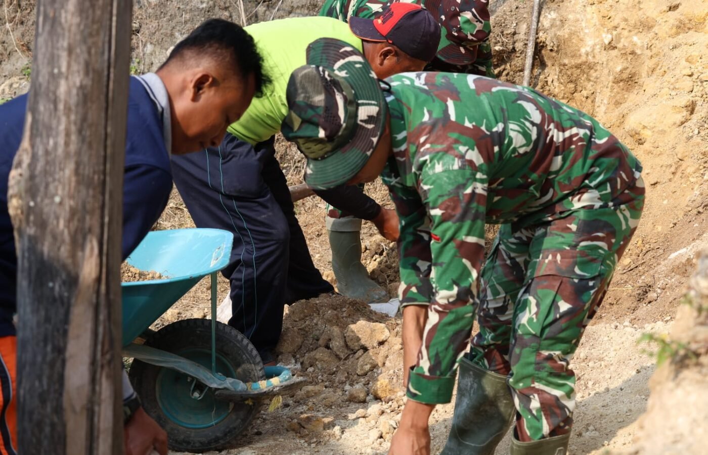 Dedikasi Tanpa Henti Darto, Penyemangat Warga dan Pasukan TMMD di Desa Tlemang